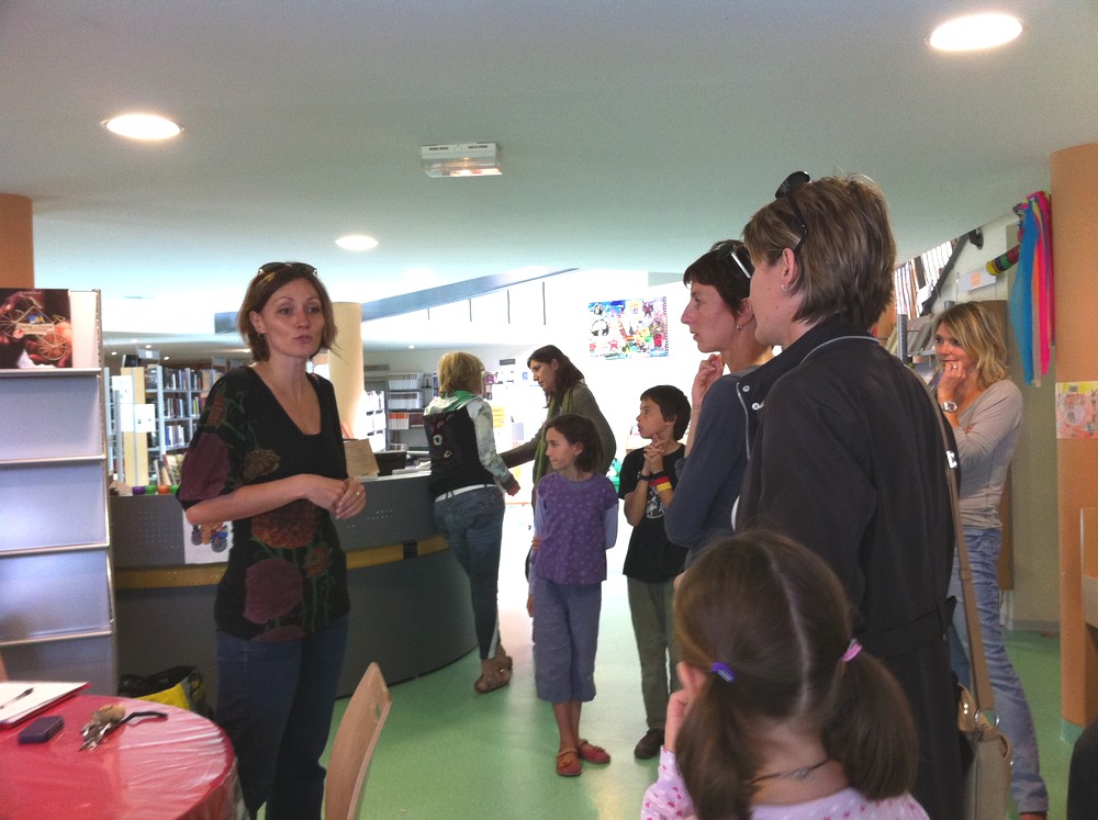 Gaëlle Fratelli et les mamans après l'atelier-théâtre du 8 septembre 2010