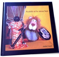 Livre-audio de Gaëlle Fratelli. Sur la couverture, les marionnettes du lion et du personnage africain
