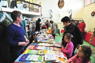 Stand des livres pour enfants