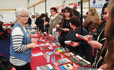 Renée Hallez au stand des éditions du Bastberg