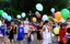 Photo de JP Girard pour la caravane du sang le 12 juin 2010 : les enfants vont bientôt lâcher les ballons