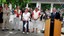 Photo de JP Girard pour la caravane du sang le 12 juin 2010 : les responsables de la fête écoutent le député