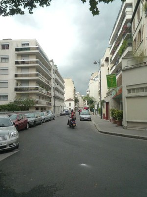 Kathya et la Vespa dans les rues de Paris.jpg