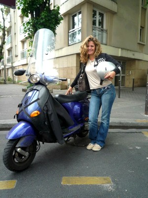 Kathya et la Vespa.jpg