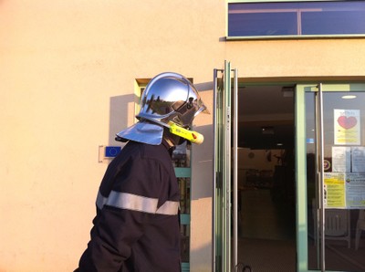Un pompier garde l'entrée de la Médiathèque