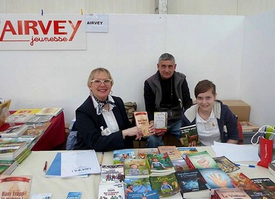 Yo Tuerlinx-Rouxel au Salon du Livre 2013 de Saint-Louis (avec Hervé Mineur, l'éditeur, et Louise Marchal)