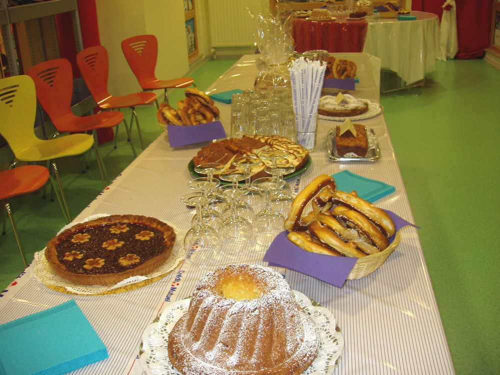 La table pleine de gâteaux d'après les recettes de Maria
