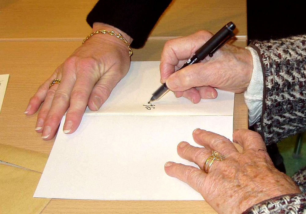 Maria signe son livre le 12 mars 2010 à la Médiathèque de Waldighoffen