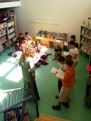 Vue plongeante sur le groupe pendant la séance de lecture