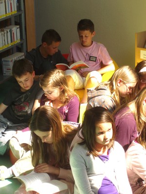 Le groupe est très attentif pendant la lecture