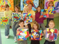 Le groupe des enfants avec leurs oeuvres au terme de l'atelier-peinture avec Christiane Demuth à la médiathèque de Waldighoffen