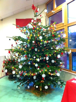 Grand sapin mis en place par le amis polonais de Pfastatt à Waldighoffen