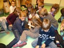 Les enfants de l'école de Steinsoultz pour la visite de Yo Tuerlinx-Rouxel à la médiathèque de Waldighoffen