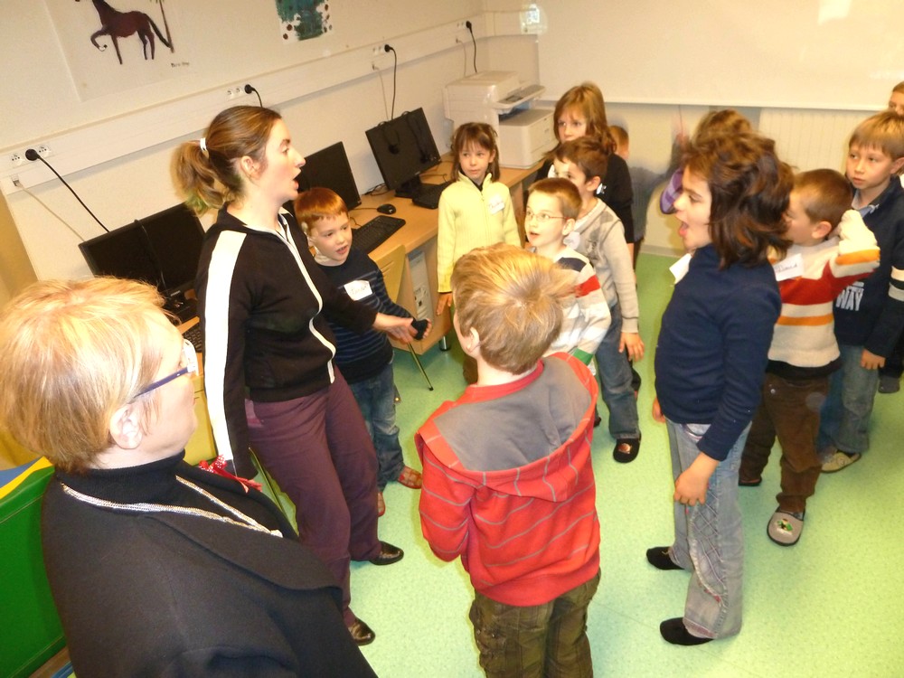 Les enfants de Steinsoultz avec Yo et Christine Arnold Haby, leur enseignante