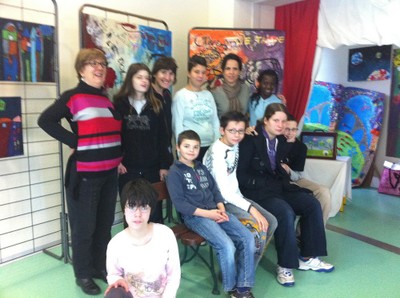 Les artistes de l'IME avec leur animatrice artistique Sabrina Di Giovanni, en visite dans leur expo