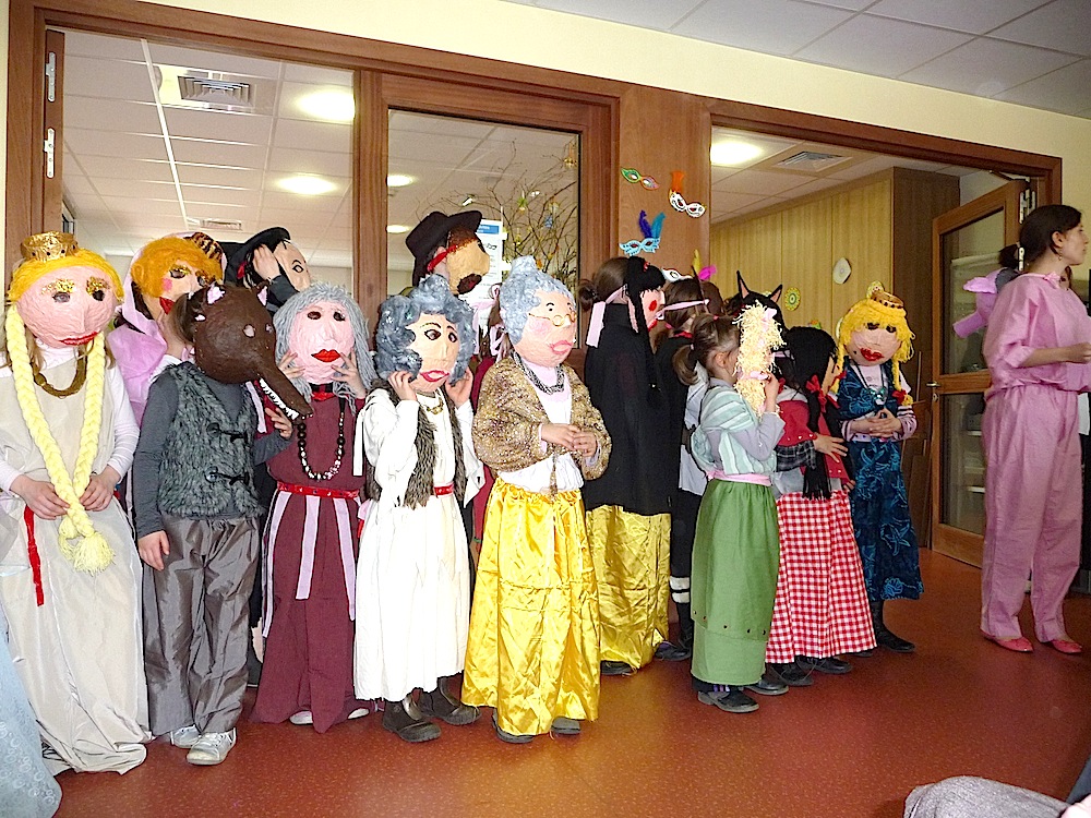 15 Enfants masqués avec leurs costumes