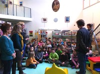 Les enfants avec, à gauche, Mmes Herrmann, Roch et Vallin et, à droite, Mme Hagenbach et Bernard Ruff