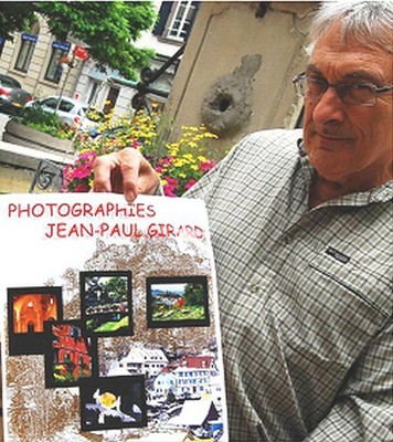 Jean-Paul Girard avec une affiche de spectacle