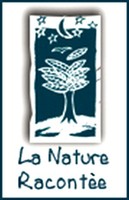 Le logo de "La nature racontée", un arbre stylisé sous un ciel lunaire.