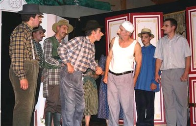 Aimable Castanier et les hommes du village attendent la première fournée