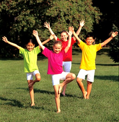Groupe d'enfants dans des postures de yoga-YogaKids
