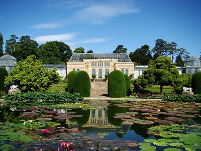 Etang des nénuphars et ferme mauresque au parc Wilhelma à Stuttgart