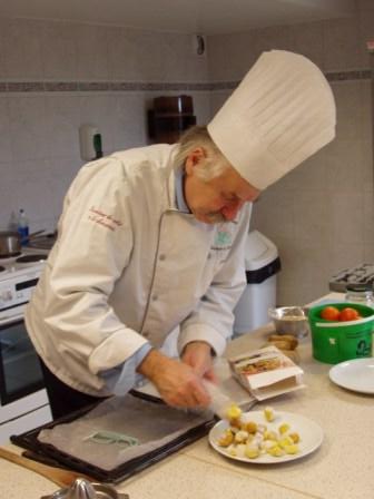 Tony Hartmann faisant la cuisine