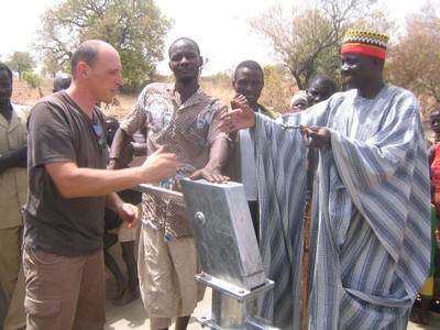 Au Burkina Faso la mise en route du puits