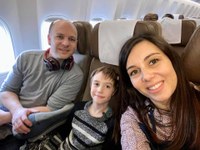 Evan et ses parents dans l'avion pour la 1ère opération