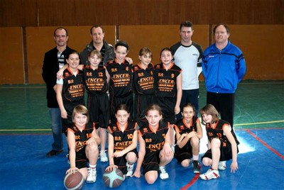 Les poussines du basket-club CSSPP Waldighoffen dans leur nouvelle tenue.