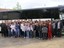 Photo de groupe des participants à la sortie à la S.I.G devant le bus.