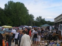 Beaucoup de chineurs aux 11 ème marché aux puces de Waldighoffen.