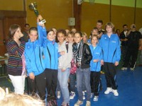 Le groupe des benjamines de Waldighoffen avec la coupe représentant la 3ème place de leur tournoi très relevé.