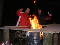 David et Dominic près du feu de camp.