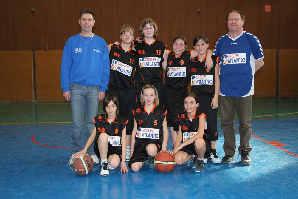 Nouveaux maillots pour l'équipe des benjamines du basket-club CSSPP Waldighoffen.