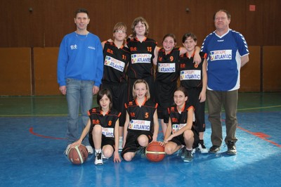 Nouveaux maillots pour l&rsquo;équipe des benjamines du basket-club CSSPP Waldighoffen.