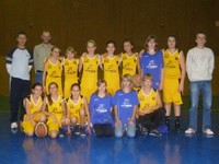 Les benjamines avec leur nouvelle tenue en compagnie de Mr Deleau patron de l'intermarché de Waldighoffen.