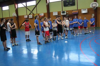 Camp de basket minimes le groupe à l'écoute