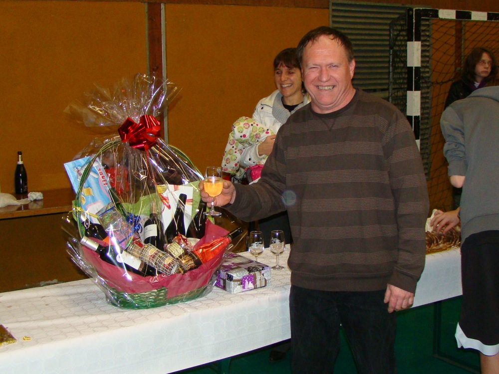 La pose du président du basket-club CSSPP Waldighoffen avec ses cadeaux