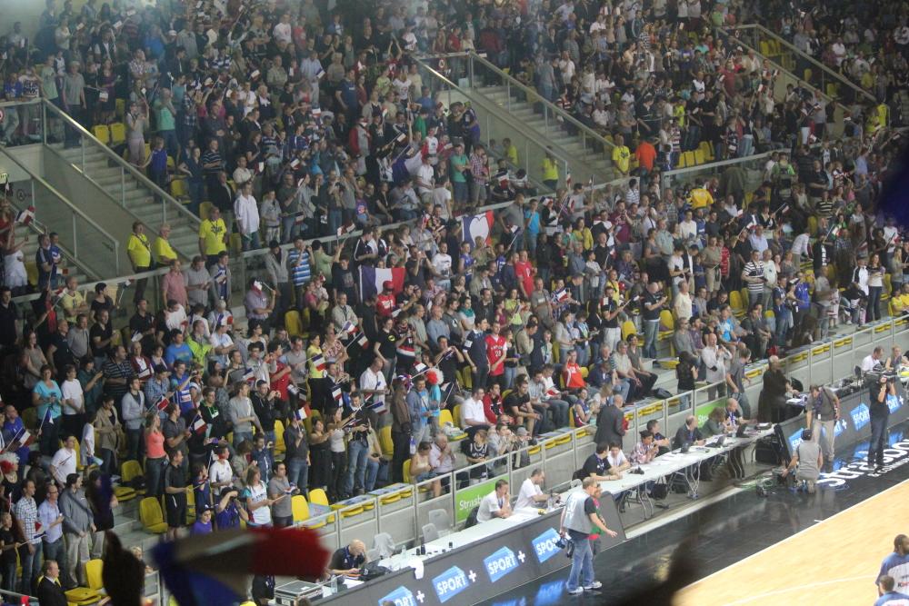 france-brésil  une salle pleine et debout.