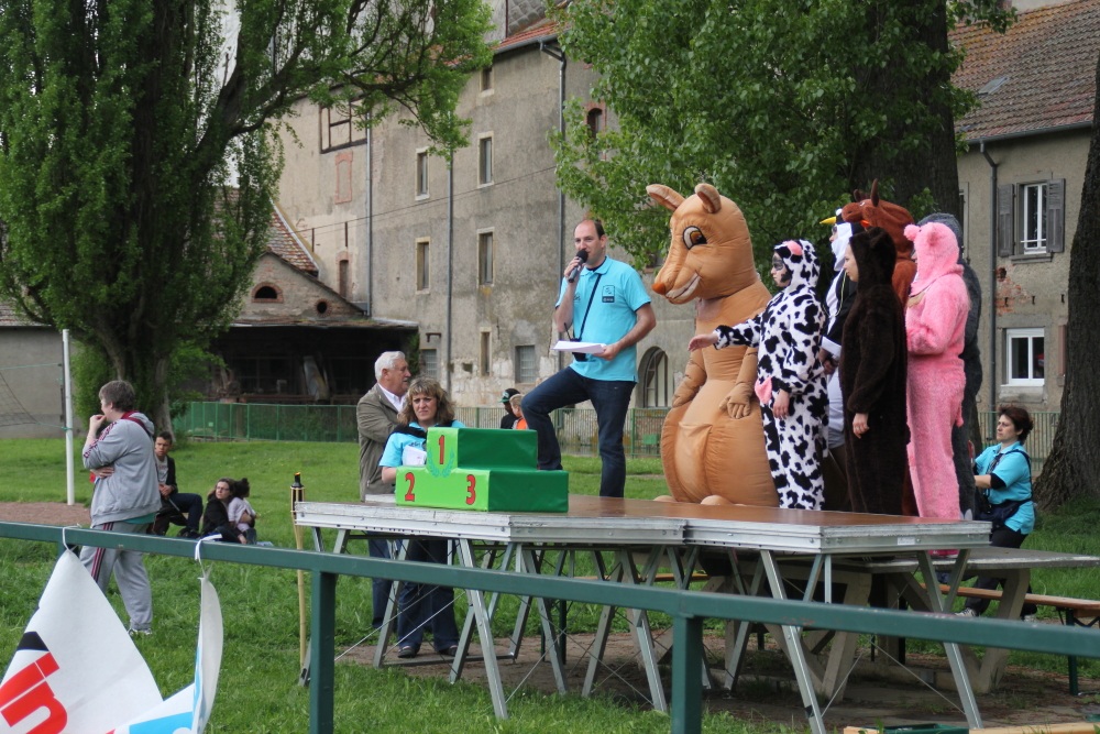 les mascottes sur le podium.