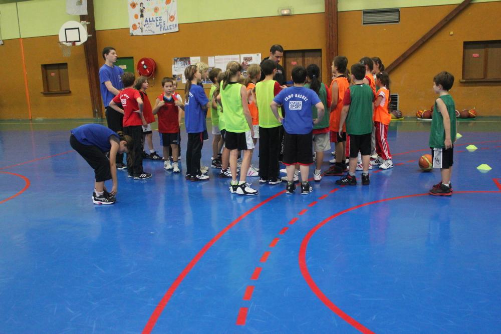 camp poussins-poussines en attente des résultats des matchs.