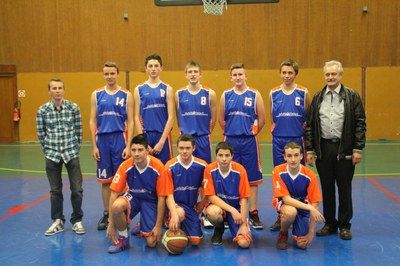 L'équipe des cadets avec leurs nouvelles tenues.