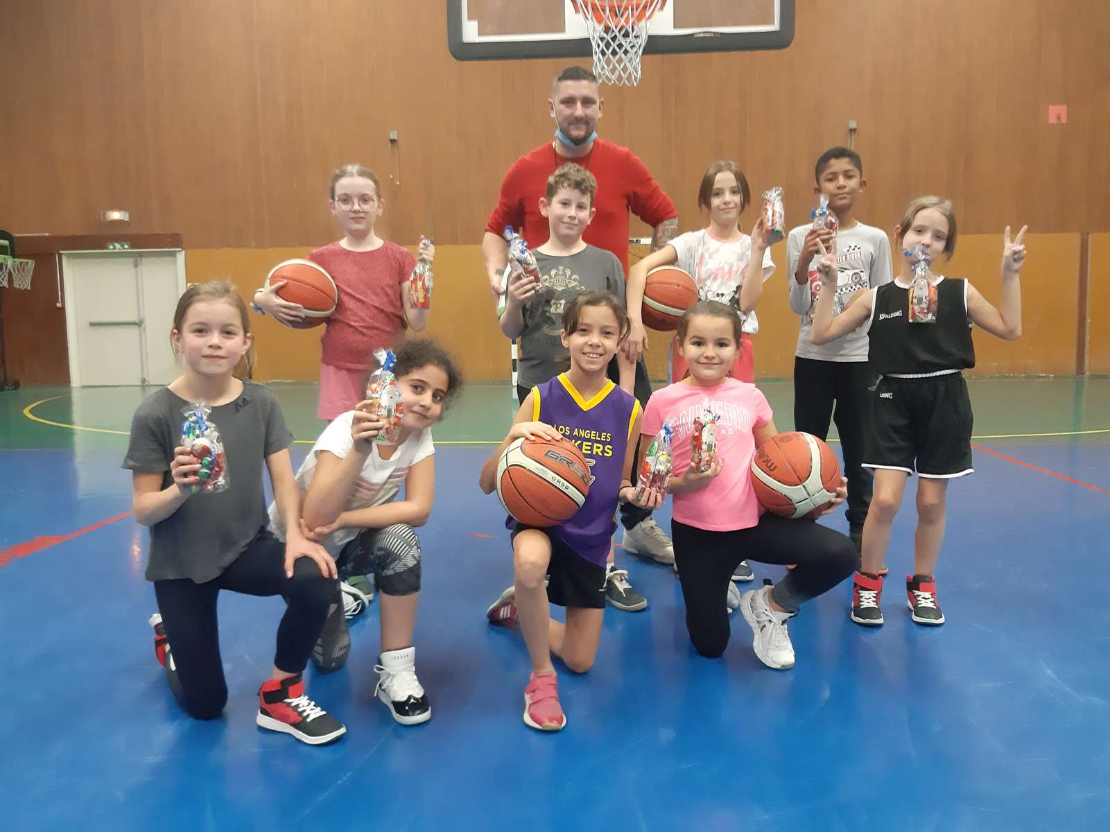 Cadeaux de Noel pour les poussines du basket-club CSSPP Waldighoffen.