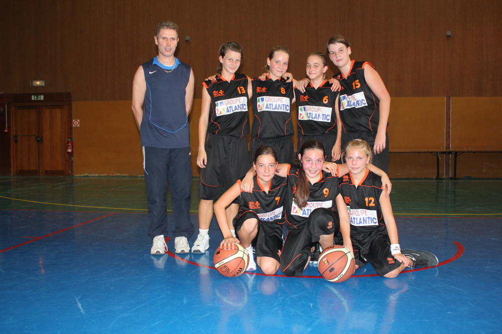 L'équipe des benjamines 1 du basket-club CSSPP Waldighoffen de la saison 2011/2012.