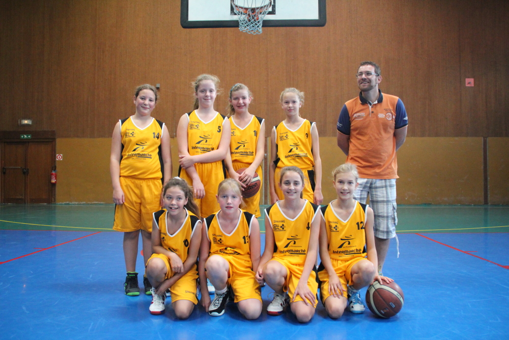 L'équipe des benjamines du basket-club CSSPP Waldighoffende la saison 2014/2015.