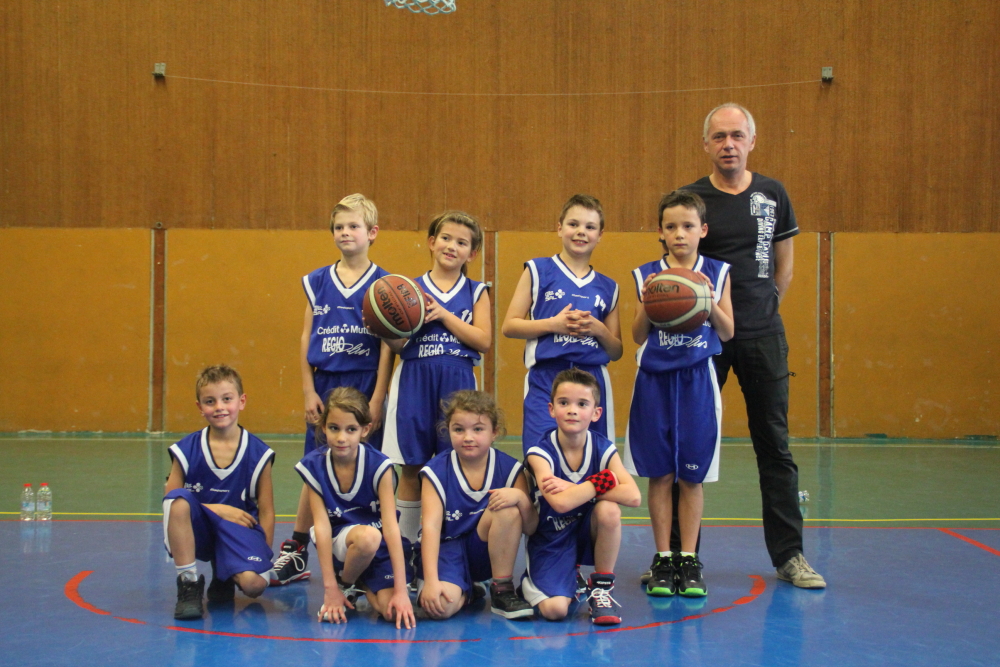 L'équipe des mini-poussins 1 du basket-club CSSPP Waldighoffen saison 2015/2016.