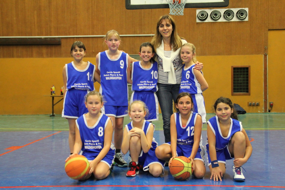 L'équipe des poussines du basket-club CSSPP Waldighoffen de la saison 2014/2015.
