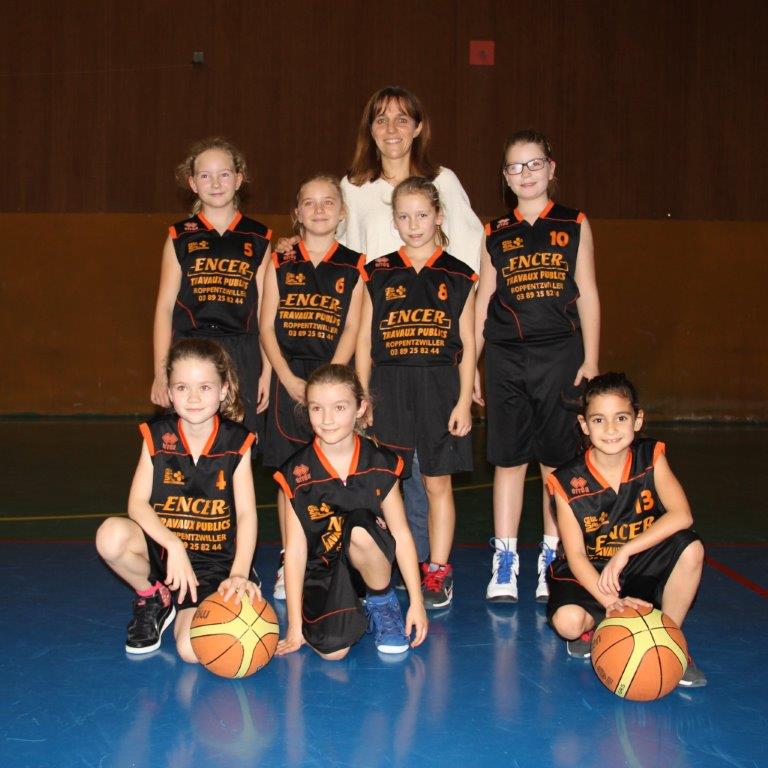 L'équipe des poussines du basket-club CSSPP Waldighoffen saison 2015/2016.
