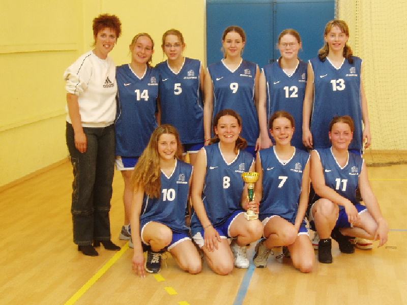 L'équipe des minimes féminines du basket-club CSSPP Waldighoffen de la saison 2003/2004. 